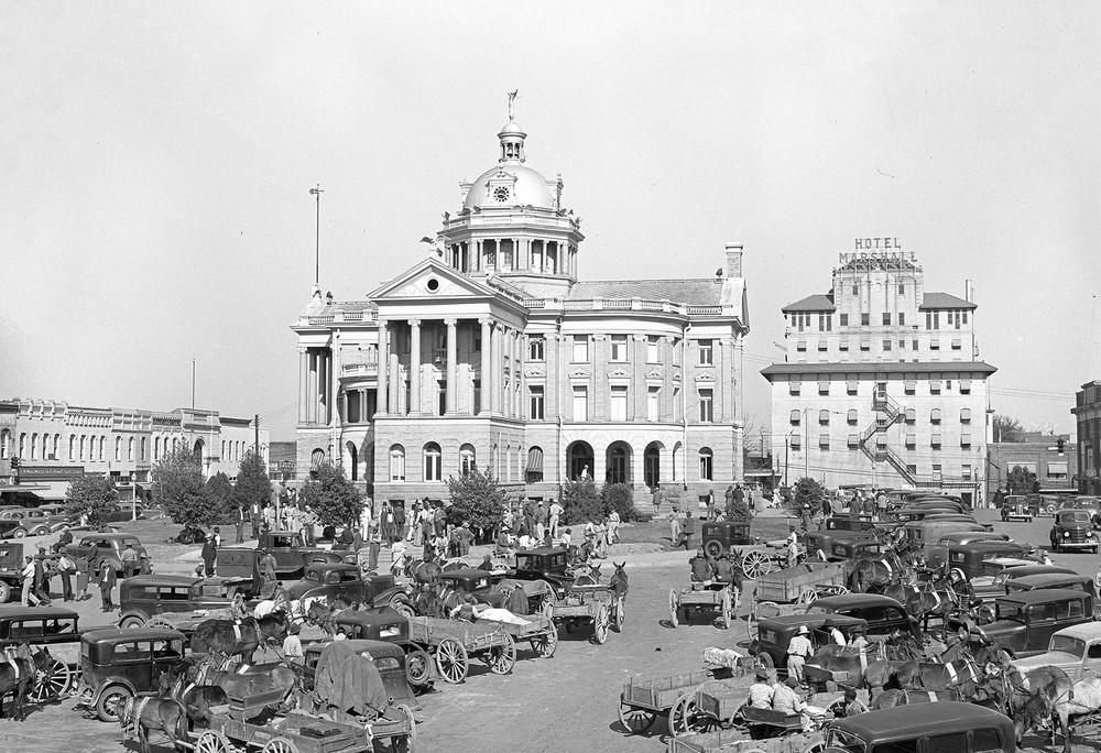 1939 Courthouse Square, Marshall, Texas Vintage Old Photo 8.5