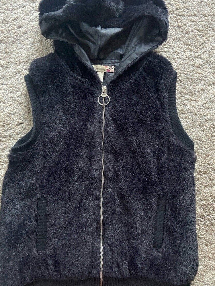 Speechless fur vest Women’s Size Large 12-14  (tear on the inside)