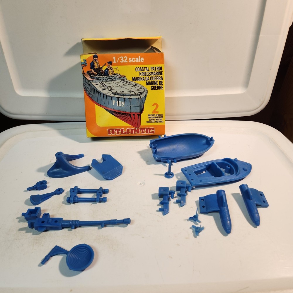 2155 ATLANTIC 1/32 Scale WW2 COASTAL PATROL BOAT & AA GUN w/BOX (NOT COMPLETE)