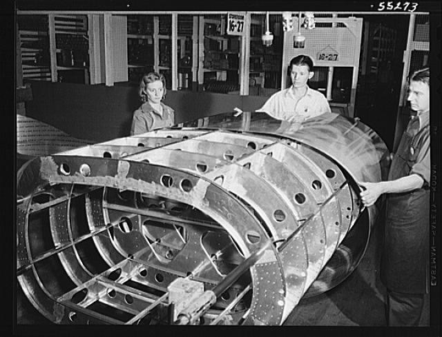 Photo:North American Aviation 1942 Women Work on B-25 Bomber Frame Tank