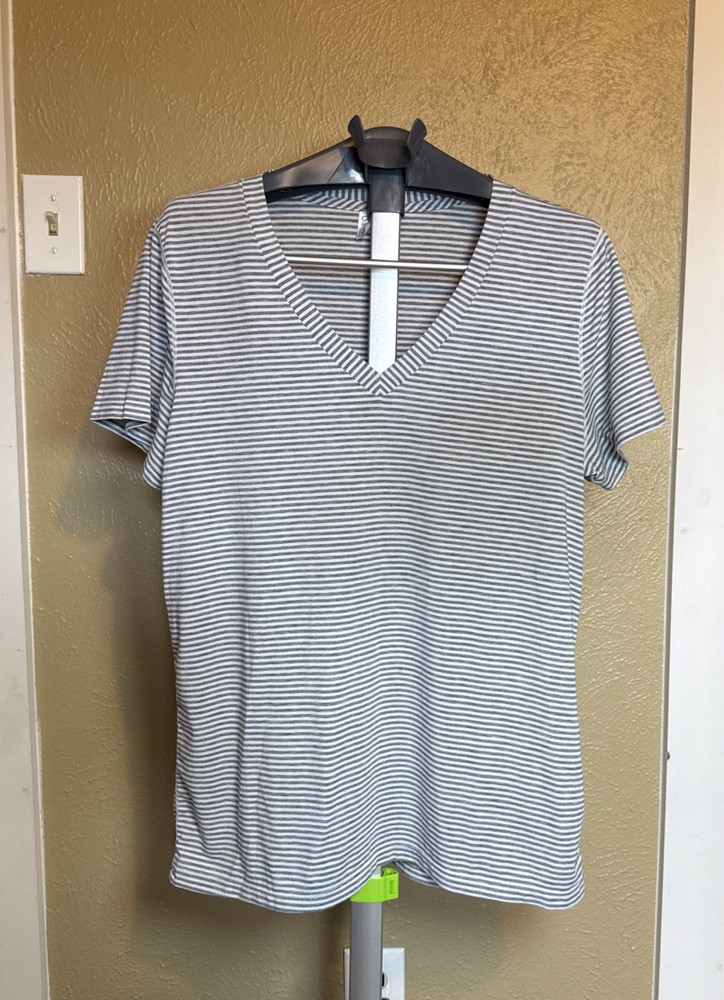 Gap Fit Gray And White Striped Breathe Women’s V-Neck Shirt XL Extra Large