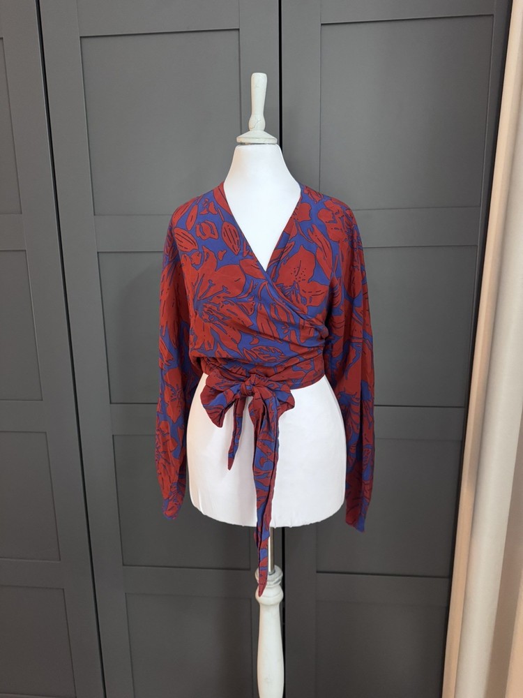 Diane von Fürstenberg DvF red blue floral pattern cropped silk wrap top 8 10