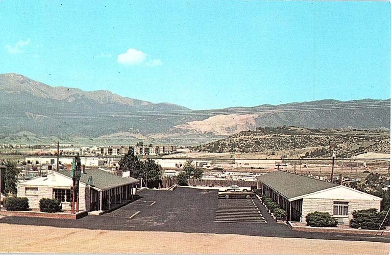 Postcard MOTEL SCENE Colorado Springs Colorado CO m/09 AI7275