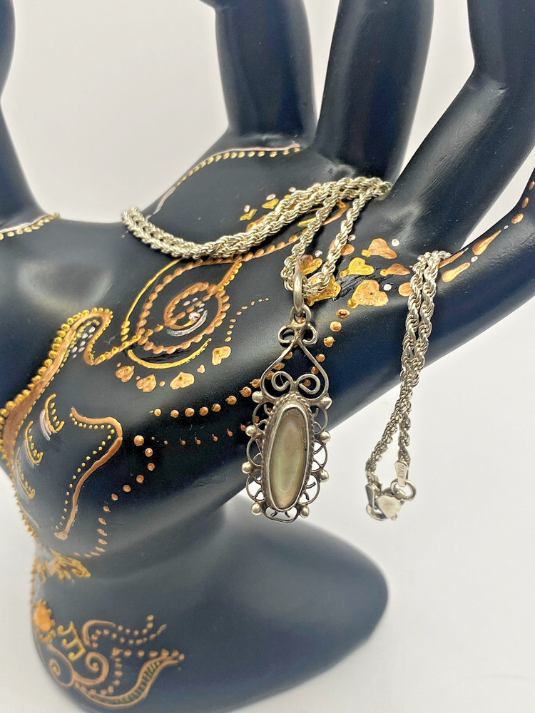 Vintage Sterling Silver Mother Of Pearl Filigree Pendant w/ 22” 925 Rope Chain