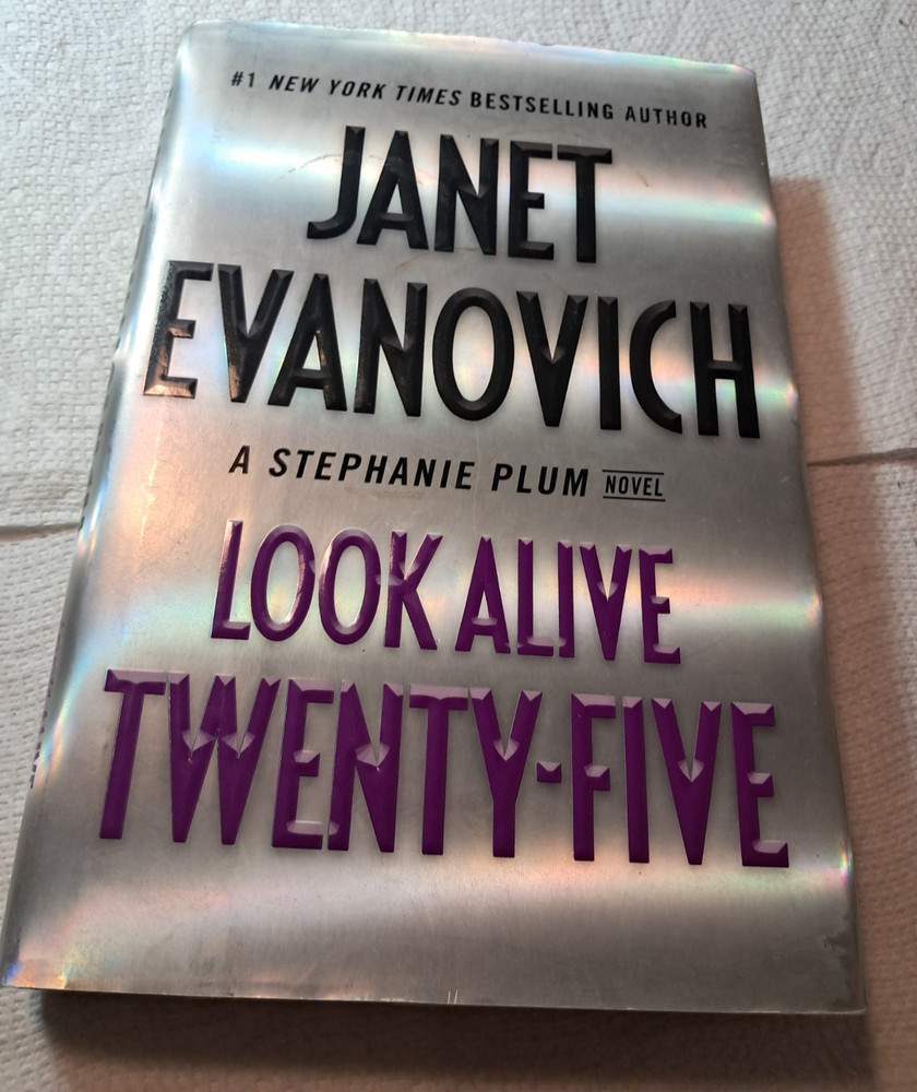 Janet Evanovich Stephanie Plum Look Alive Twenty-Five HC 1st edition Mystery