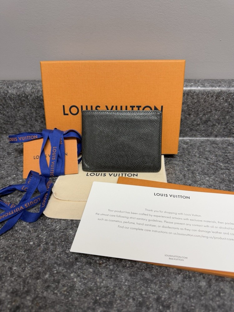 Louis Vuitton Black Taiga Leather Mens Bifold Wallet Multiple Card Slots