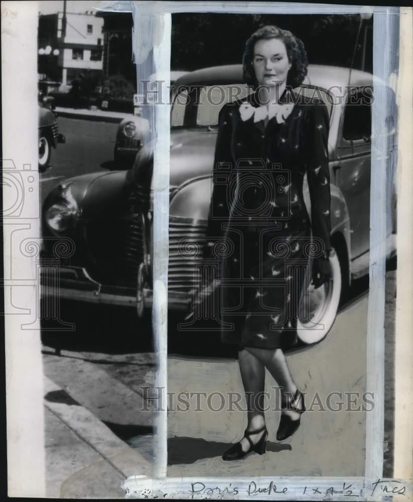 1943 Press Photo Tobacco heiress Doris Duke Cromwell near hotel in Reno, Nevada