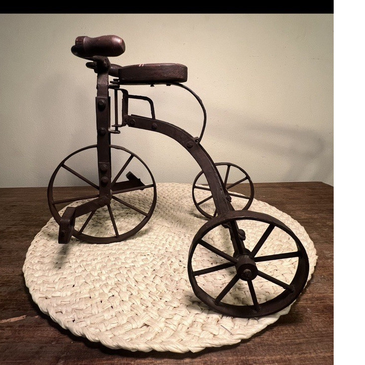 Freestanding Metal Bicycle Sculpture Figurine, Brown Decor