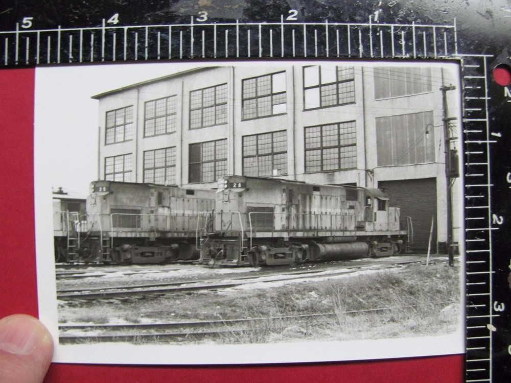 PHOTO of LEHIGH & HUDSON RIVER RAILROAD LOCOMOTIVE #25 #28 OUTSIDE ENGINE HOUSE