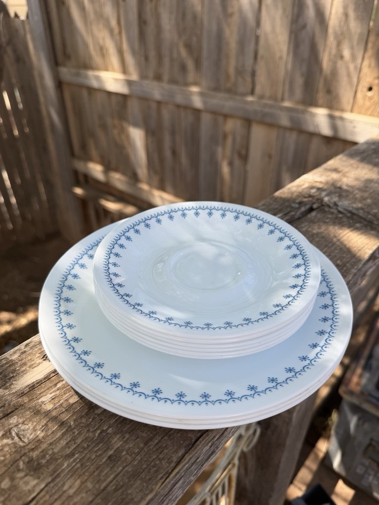 Vintage Corelle Blue Snowflake Garland Lot 9 Pieces 3 Lunch Plates 6 Saucers