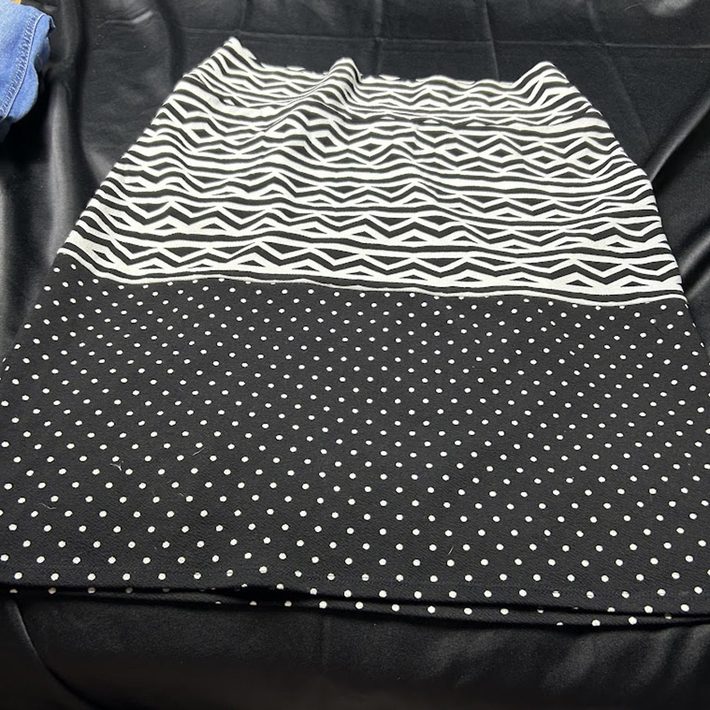 LuLaRoe Women’s White Black Mixed Print Knee Length Skirt Size 3XL Polka Dot