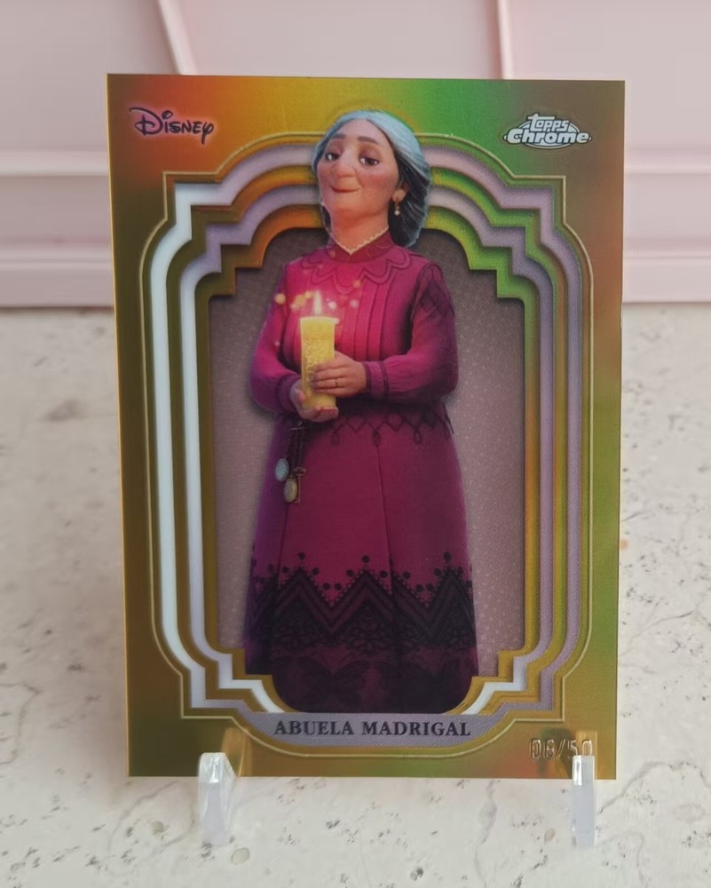 Abuela Madrigal 2024Topps Chrome  Disney Gold Refractor 06/50 Encato-image