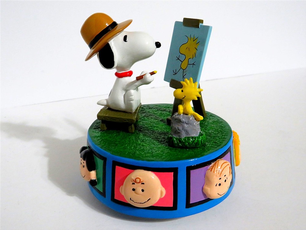 SNOOPY PEANUTS CHARLIE BROWN FLAMBRO IMPORTS MUSIC BOX FIGURE FIGURINE 1998