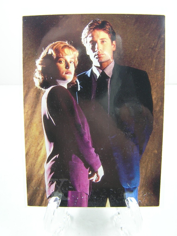 Topps 1995 The X-Files Trading Card #03 Fox Mulder and Dana Scully