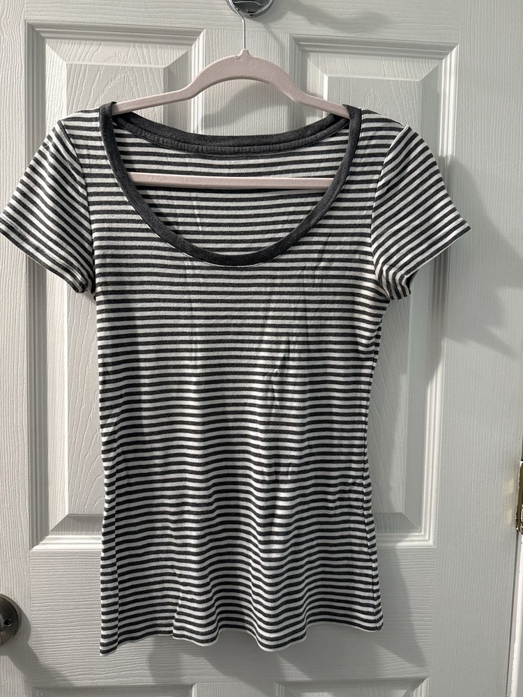 GAP Women’s Gray & White Striped Scoop Neck Short Sleeve Top M