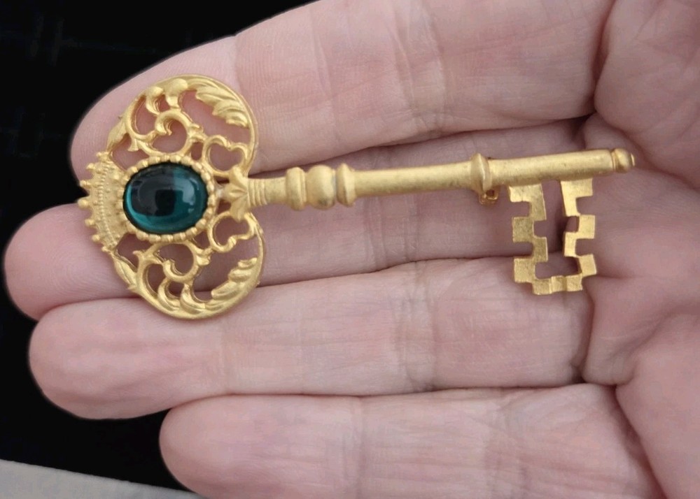 Vintage Ornate Skeleton Key Brooch Pin Gold Tone 3