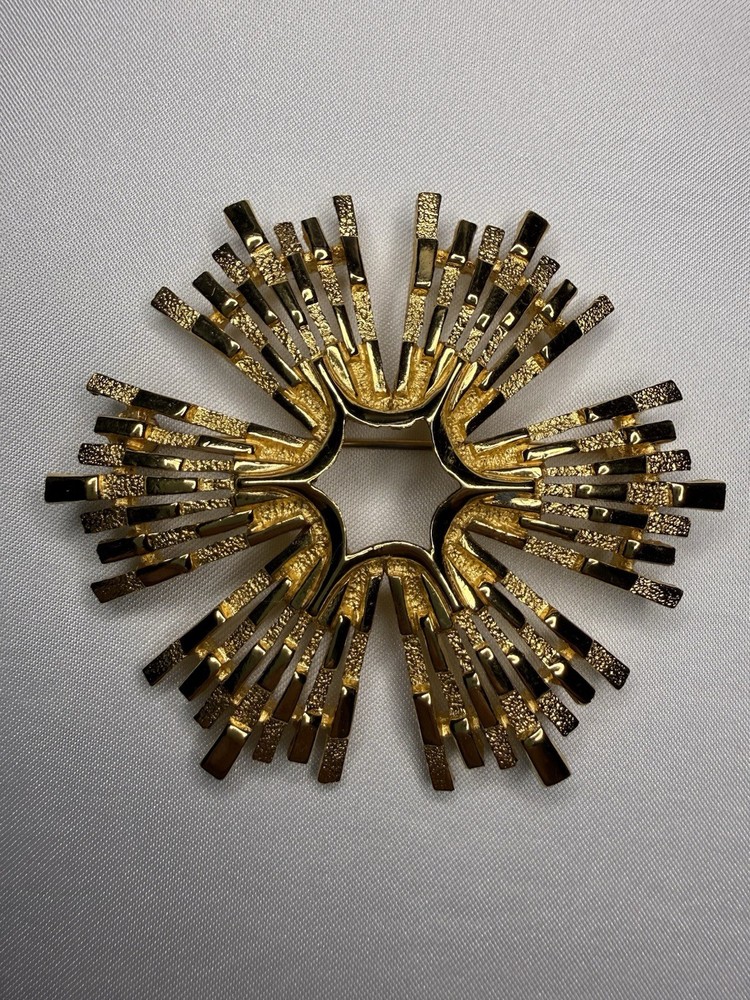 Vintage Crown Trifari Gold Tone Brutalist Starburst Brooch Pin Signed