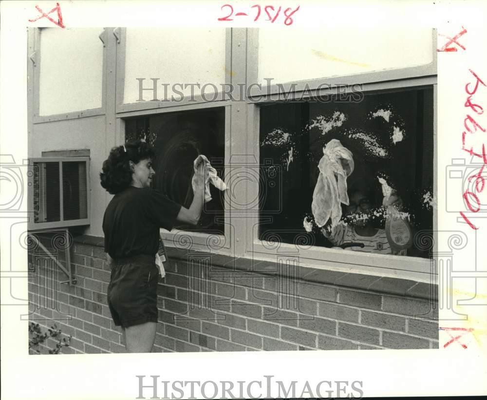1988 Press Photo Kathy Guillory & Felicia Cox Cleaning St. Rita Home and School