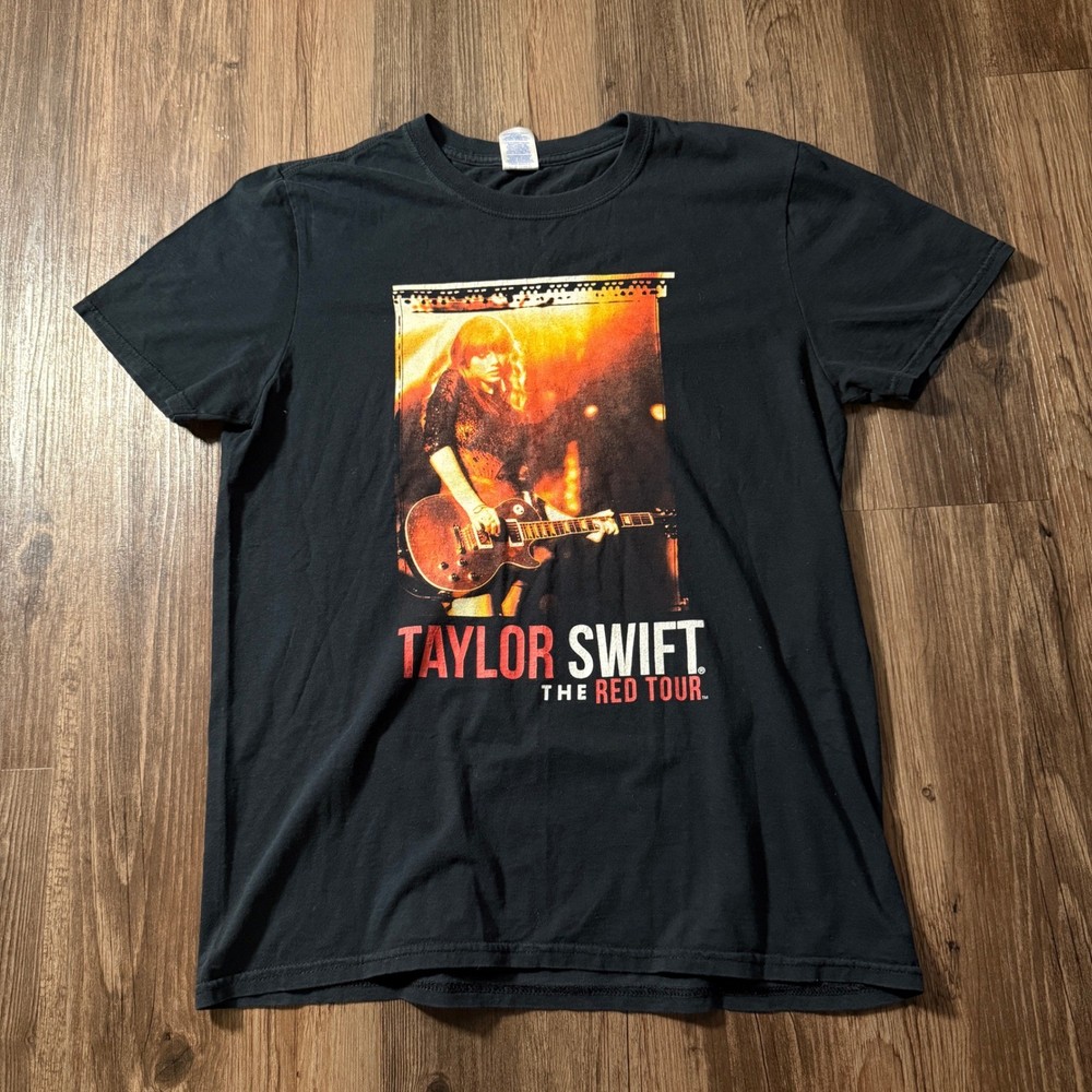 Taylor Swift The Red Tour Concert T-Shirt Gildan Black Mens Medium