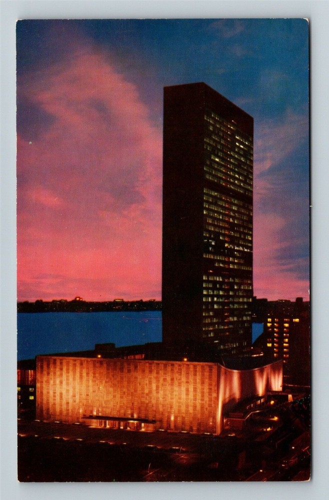 NYC-New York, United Nations Headquarters Illuminated East River Chrome Postcard