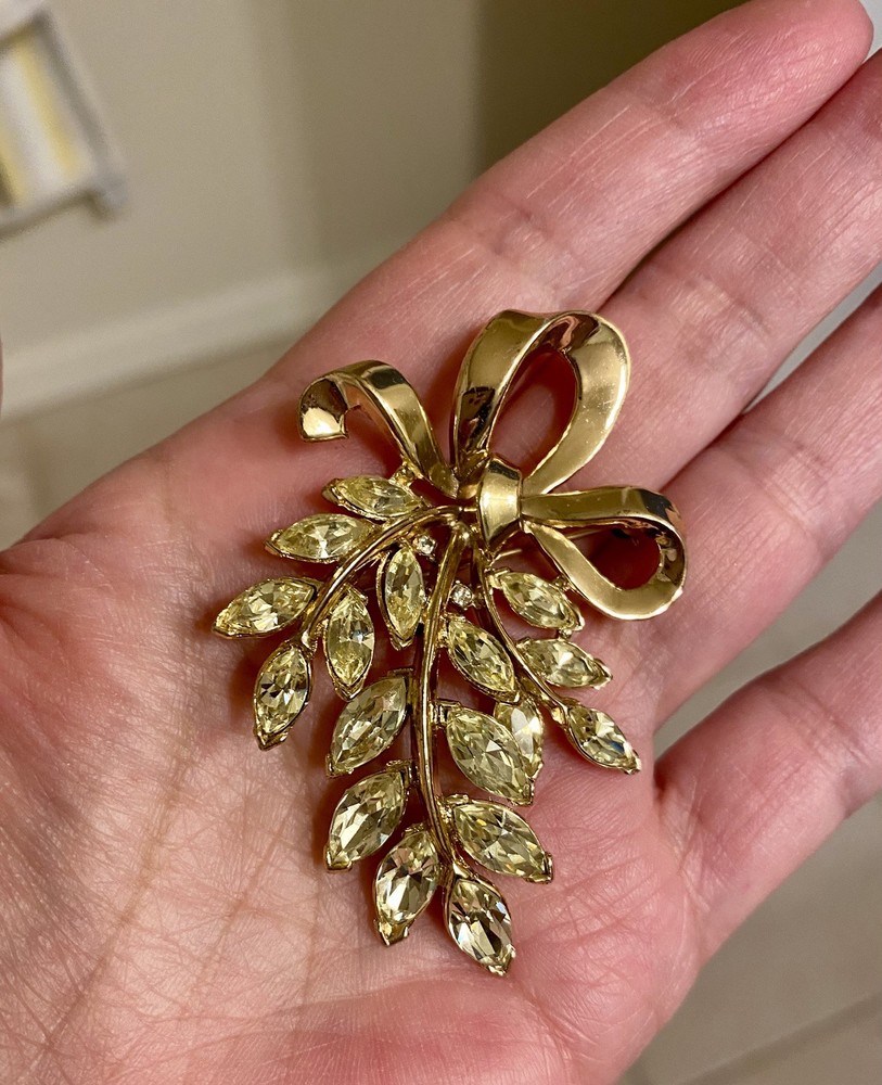 Vtg Trifari Pat Pending Brooch Peridot green Rhinestone Alfred Philippe 1940s