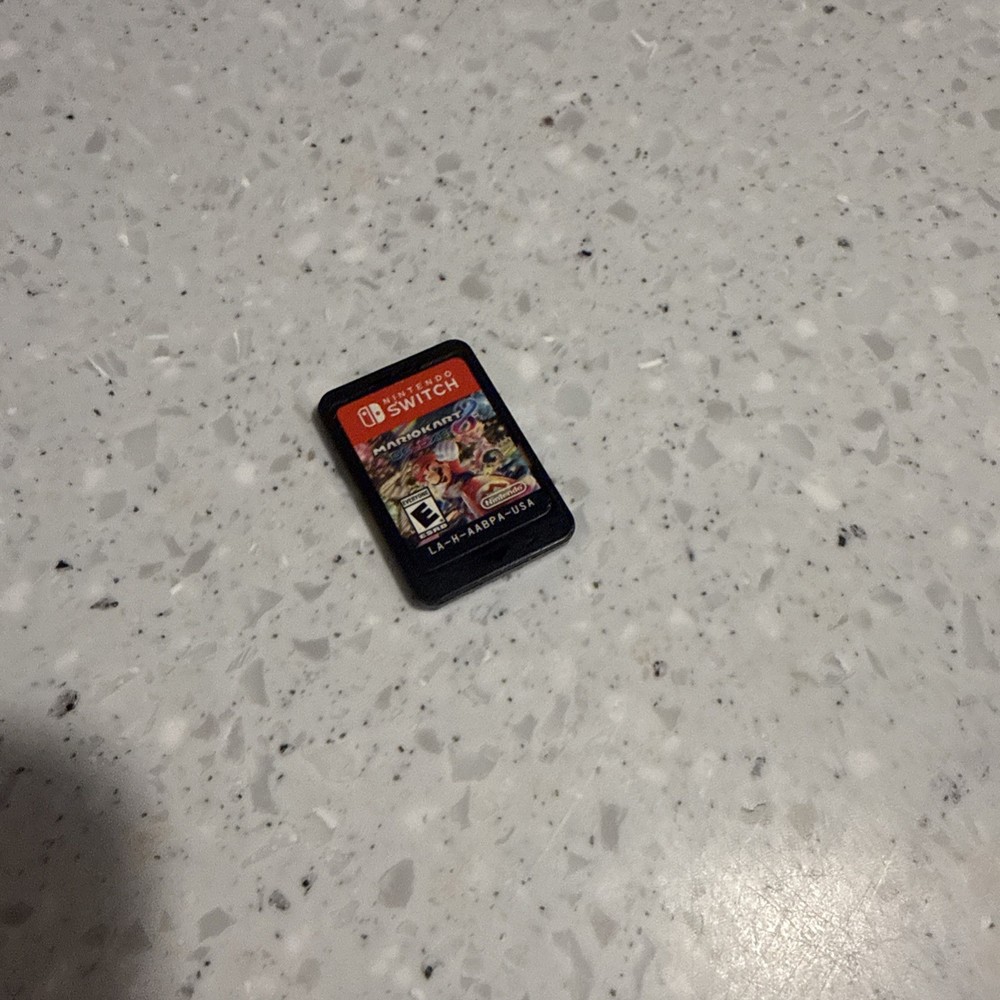 Mario Kart 8 -- Deluxe Edition (Nintendo Switch, 2017) [Physical]