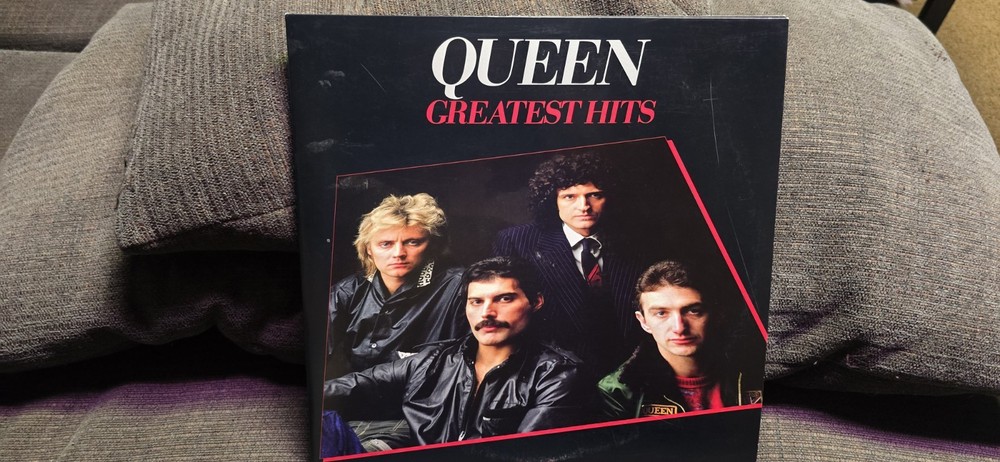 Queen – Greatest Hits  Red Swirl Vinyl LP