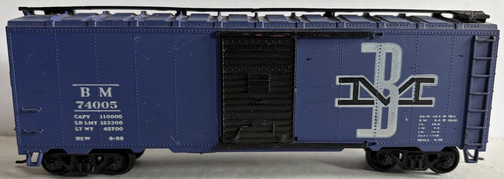ATHEARN HO-scale BOSTON & MAINE 40-ft SINGLE DOOR BOXCAR BM 74005 BLUE BLACK RTR