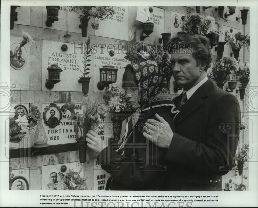 1976 Press Photo A couple visits a cemetery in a scene from 