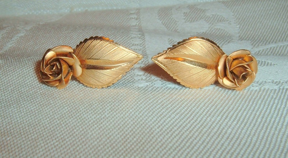 Vtg Rose w/Leaf Screw Back Earrings 12K Gold Filled 1/20