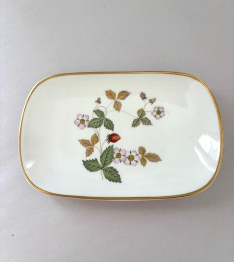 Wedgwood WILD STRAWBERRY Soap Dish/Trinket Tray; Made in England (202)