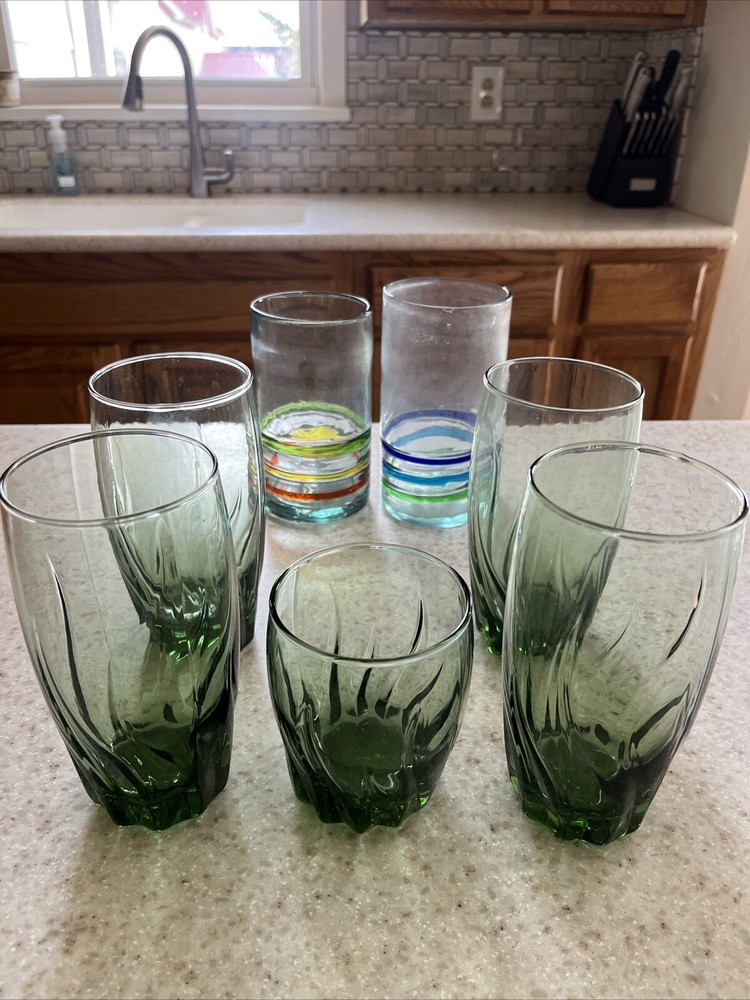 Elegant Green Wavy Glass Cups for Stylish Beverages
