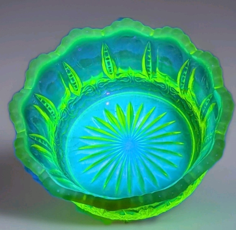 Vintage Jefferson Glass Iris Pattern Meander Color Vaseline Berry Bowl GLOWS
