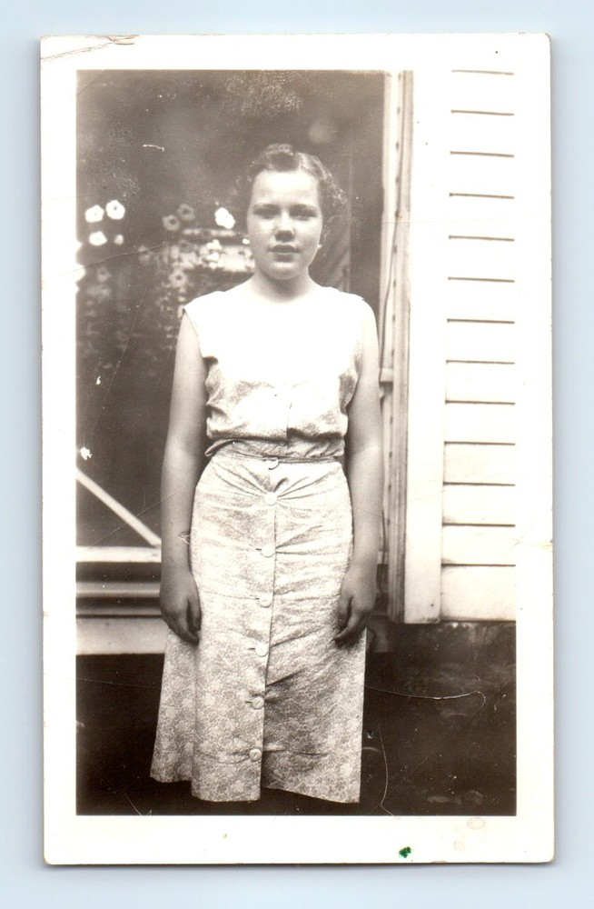 Old Vintage Photo SOLO TEEN GIRL STANDING OUTSIDE HOUSE ORIGINAL SNAPSHOT PIC