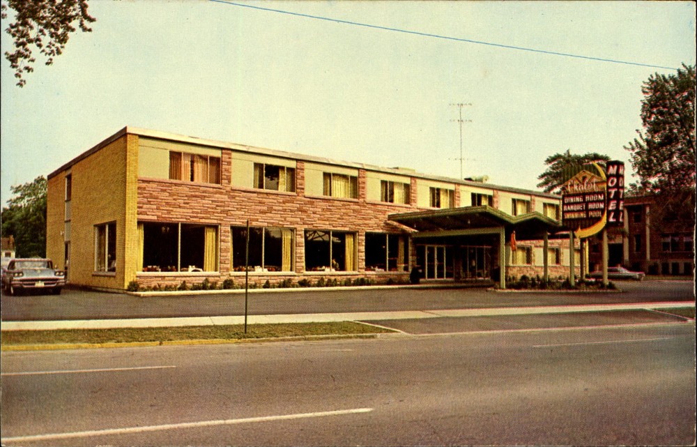 Chalet Motel ~ Sarnia Ontario Canada ~ 1950s car ~ vintage unused postcard