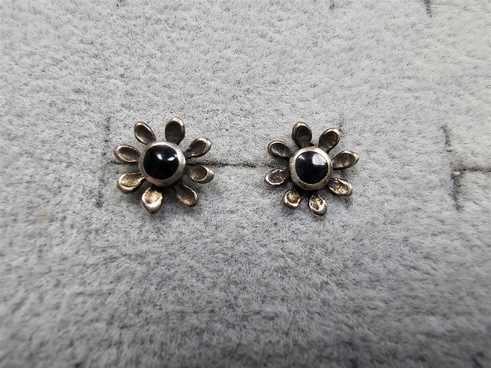 Grandma Grabe's Beautiful Vintage 925 Sterling Silver Onyx Flower 1G Earrings