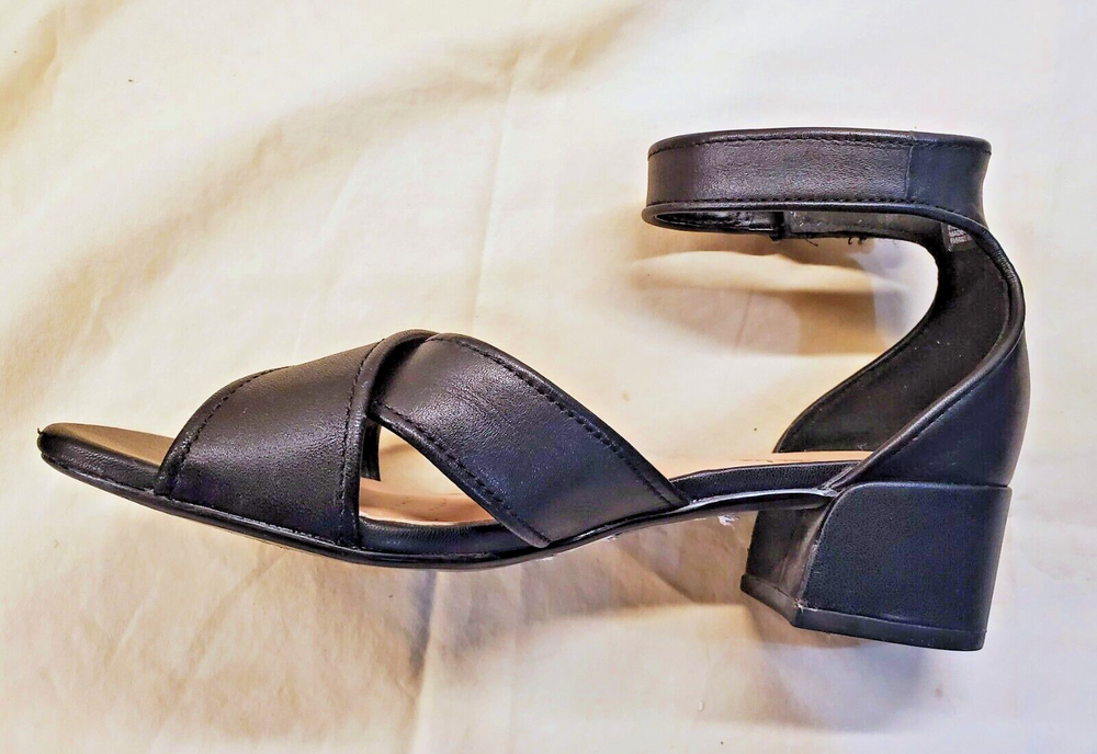 BLK Crisscross Ankle Strap Sandals Women's Size 7 Clarks Caroleigh Dessy