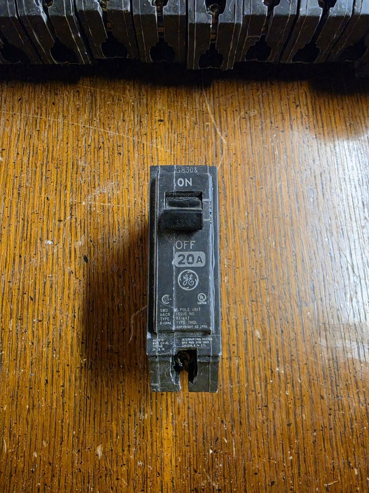 GE 20 Amp Circuit Breaker Single Pole Type E11592 RT-693