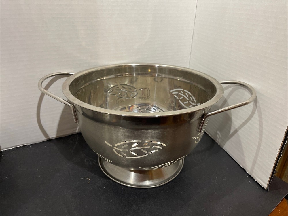 COLANDER LEAF DESIGN STAINLESS STEEL 5 QUART.   NEW