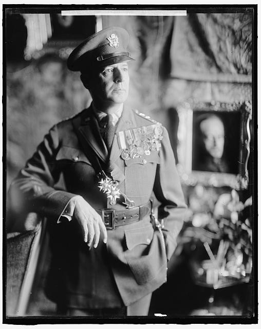 Photo:Douglas MacArthur Portrait in Military Uniform
