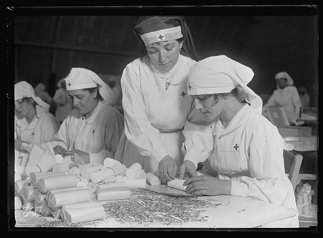 Photo:Paris France American Red Cross Parcel Workers 1918 Women Nurses