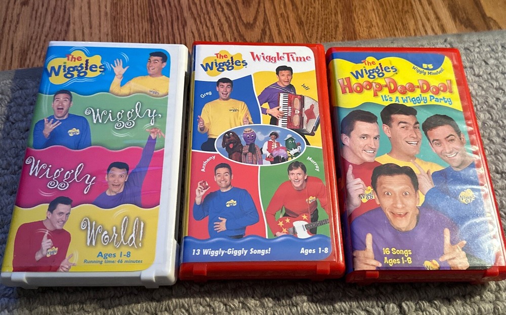 The Wiggles VHS Lot Of 3 Wiggly Wiggly World Wiggle Time Hoop Dee Doo Clamshell