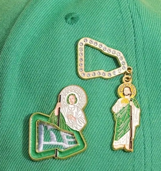New Era San Judas Hat Pin 2 Piezas