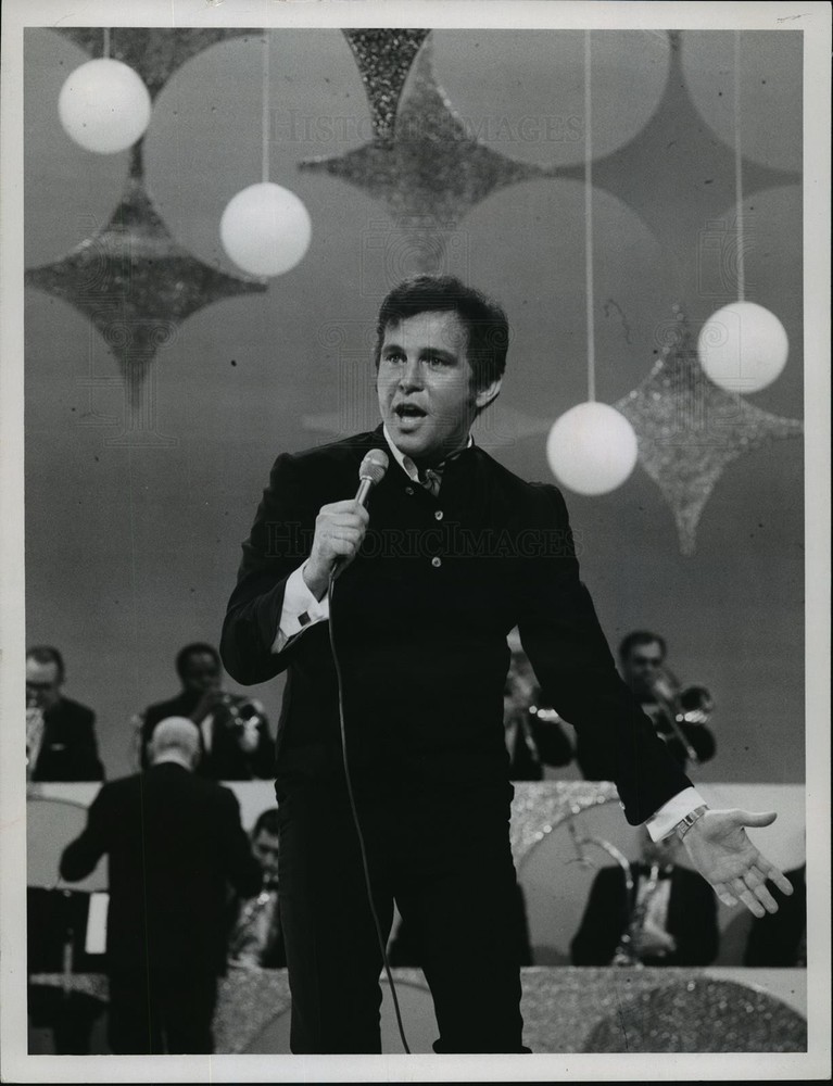 1973 Press Photo In a new single, Bobby Vinton jumps on the nostalgia bandwagon