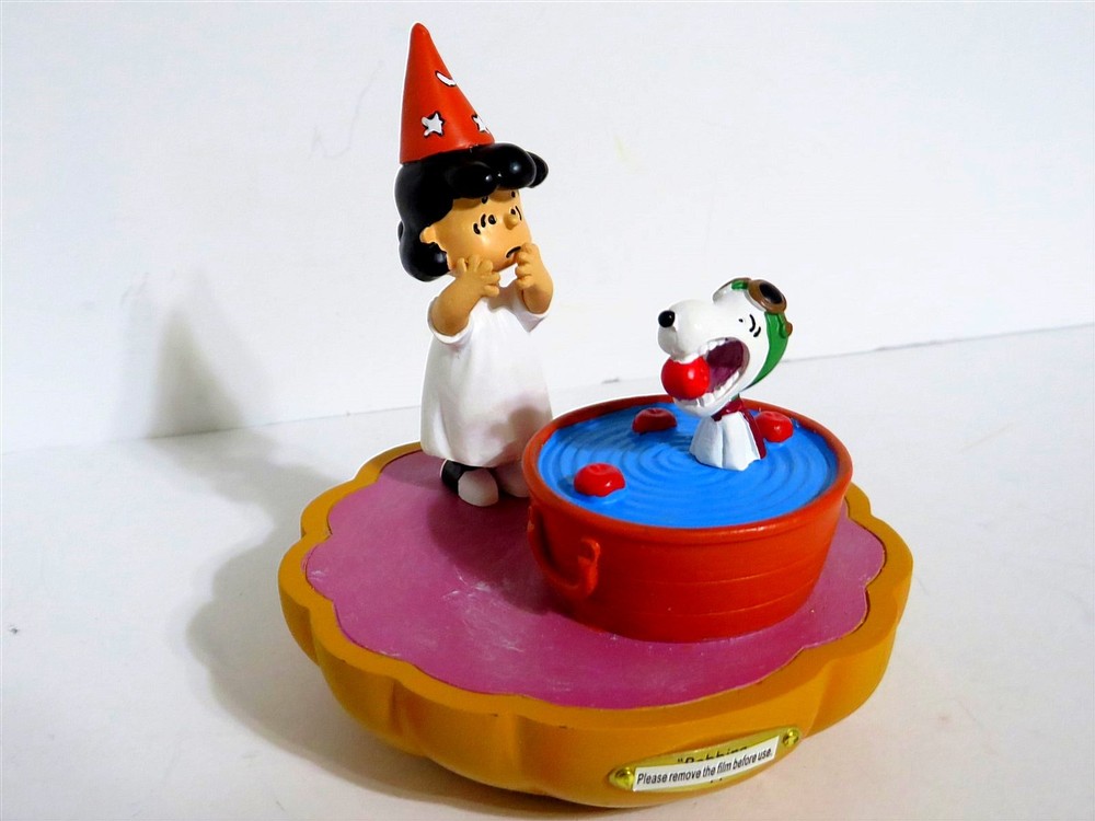 SNOOPY PEANUTS CHARLIE BROWN HAWTHORNE VILLAGE HALLOWEEN GREAT PUMPKIN FIGURINE