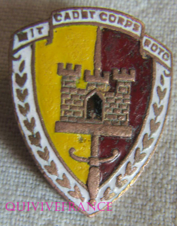 IN22792 - BADGE MIT CADET CORPS Reserve Officer Training Corps MASSACHUSETTS USA