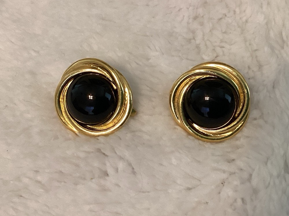 Vintage TRIFARI Black Cabochon Gold Tone 1” Clip On Earrings Signed