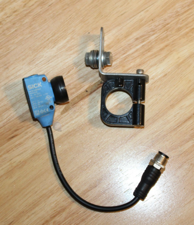 SICK HL18-P4B3AA / HL18P4B3AA Photoelectric Sensor Eye w/ Mounting Bracket