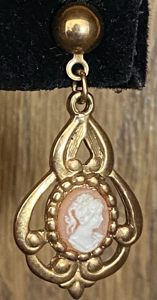 Sweet Vintage Gold Tone 1 1/4” Dangling Cameo Earrings Peach & White