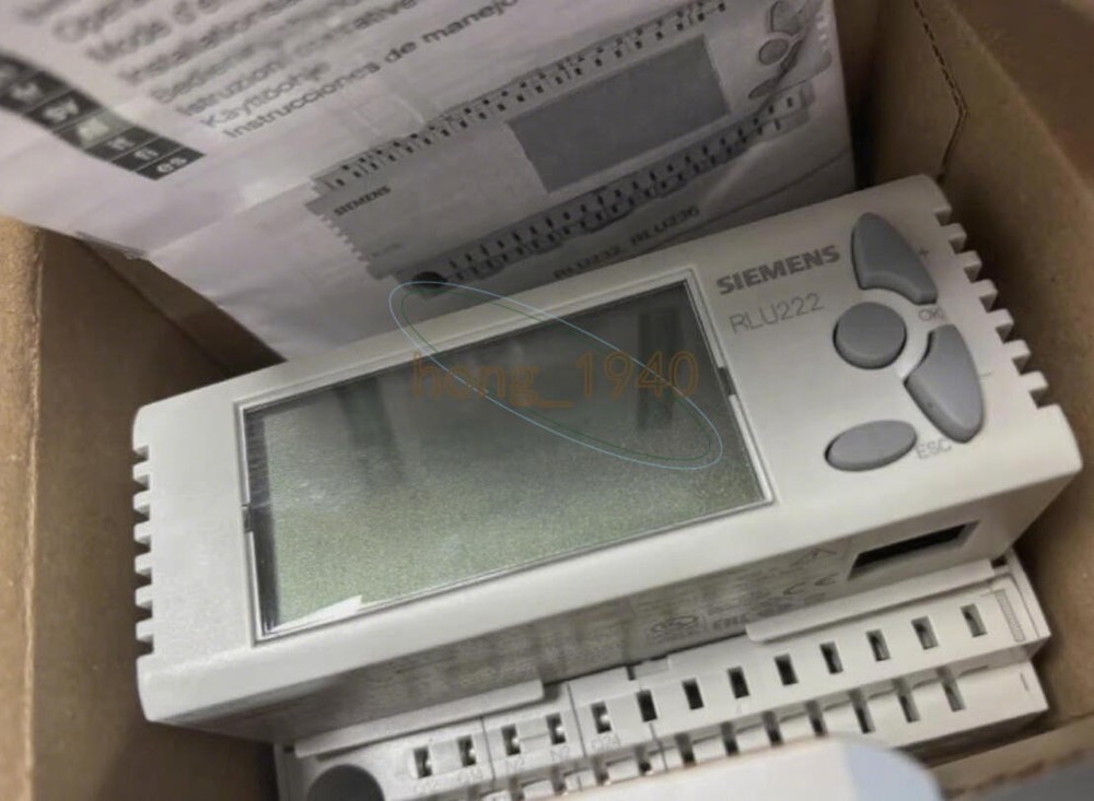 ONE NEW IN BOX Siemens RLU222 Controller